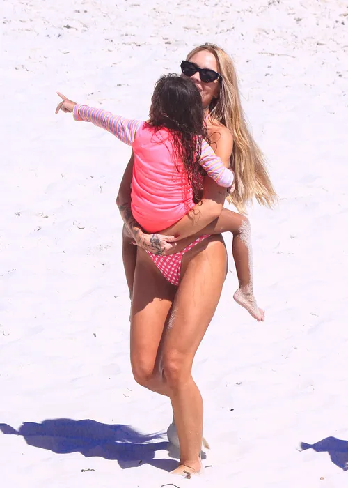 
					Karoline Lima combina biquíni com a filha e exibe boa forma; FOTOS
				
				