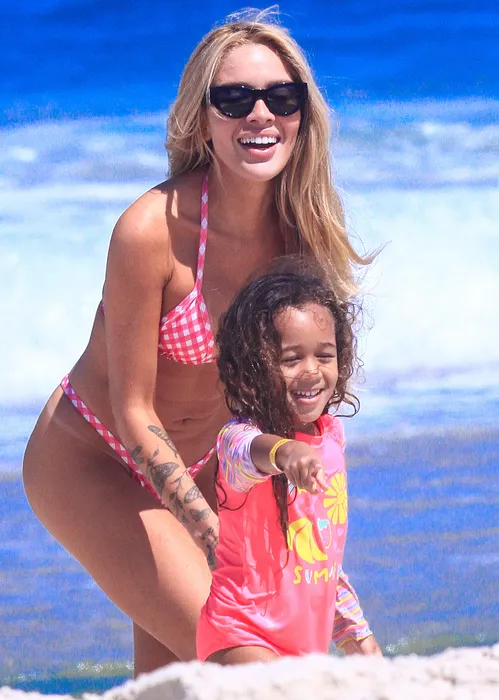 
					Karoline Lima combina biquíni com a filha e exibe boa forma; FOTOS
				
				