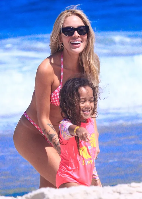 
					Karoline Lima combina biquíni com a filha e exibe boa forma; FOTOS
				
				