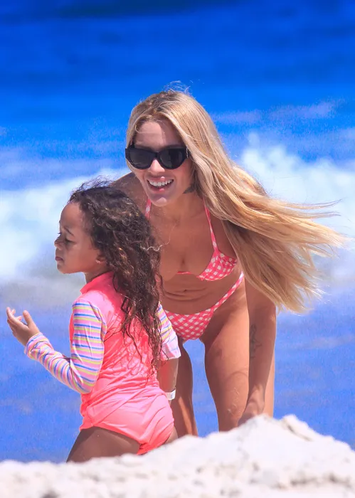 
					Karoline Lima combina biquíni com a filha e exibe boa forma; FOTOS
				
				