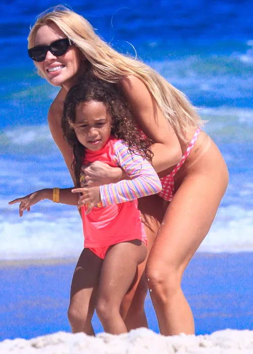 
					Karoline Lima combina biquíni com a filha e exibe boa forma; FOTOS
				
				