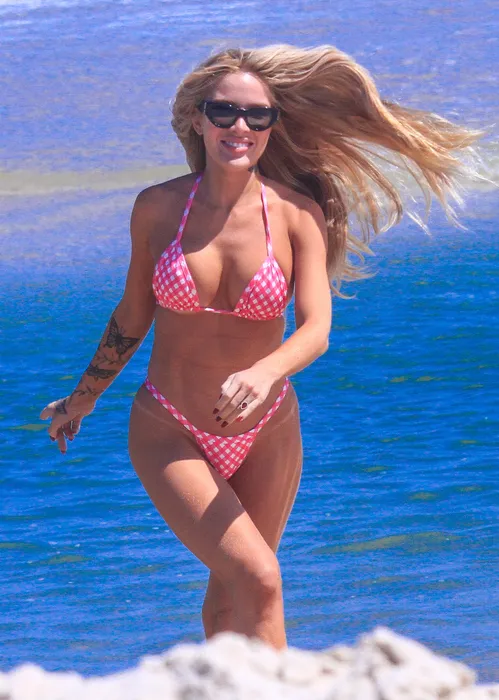 
					Karoline Lima combina biquíni com a filha e exibe boa forma; FOTOS
				
				