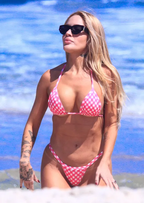 
					Karoline Lima combina biquíni com a filha e exibe boa forma; FOTOS
				
				