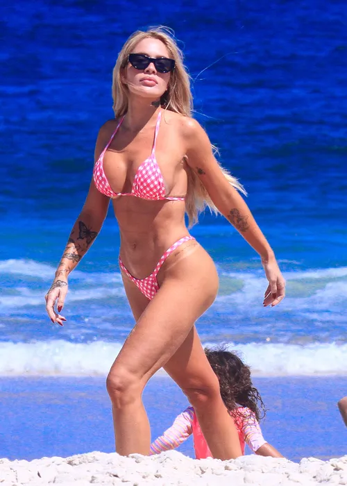 
					Karoline Lima combina biquíni com a filha e exibe boa forma; FOTOS
				
				