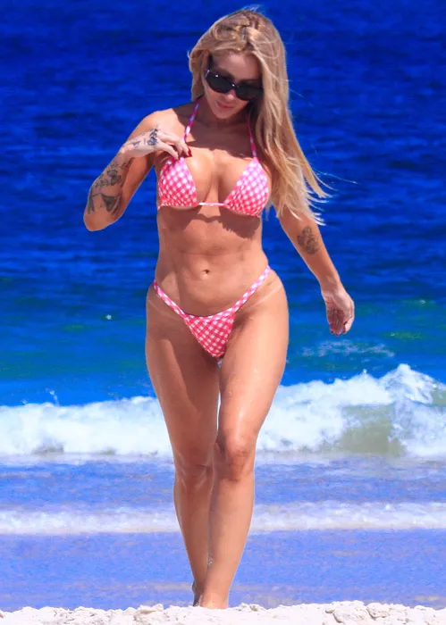 
					Karoline Lima combina biquíni com a filha e exibe boa forma; FOTOS
				
				