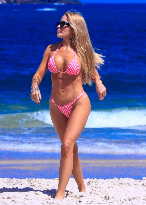 
					Karoline Lima combina biquíni com a filha e exibe boa forma; FOTOS
				
				