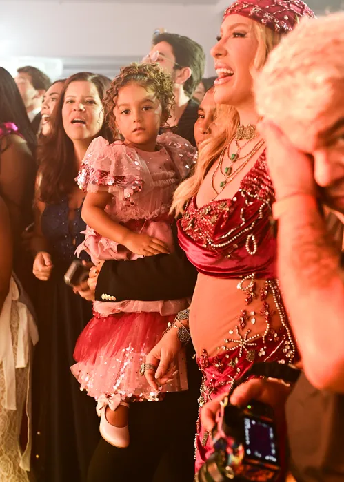 
					Léo Santana e Lore Improta confirmam estreia de Liz no Carnaval 2026
				
				