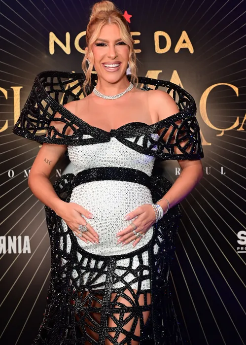 
					Léo Santana e Lore Improta confirmam estreia de Liz no Carnaval 2026
				
				