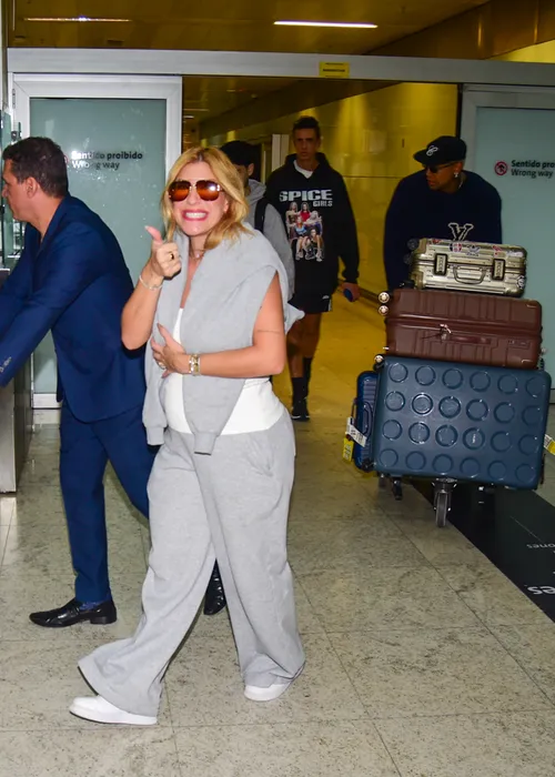 
					Léo Santana e Lore Improta desembarcam no Brasil após férias no Caribe
				
				