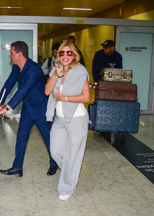 
					Léo Santana e Lore Improta desembarcam no Brasil após férias no Caribe
				
				