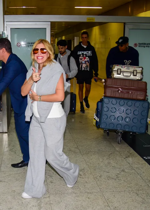 
					Léo Santana e Lore Improta desembarcam no Brasil após férias no Caribe
				
				