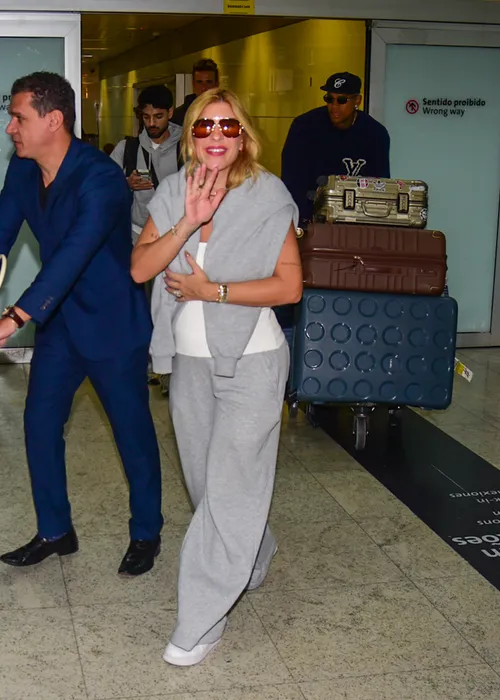 
					Léo Santana e Lore Improta desembarcam no Brasil após férias no Caribe
				
				