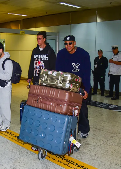 
					Léo Santana e Lore Improta desembarcam no Brasil após férias no Caribe
				
				