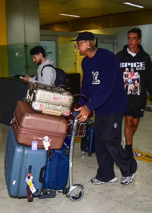 
					Léo Santana e Lore Improta desembarcam no Brasil após férias no Caribe
				
				