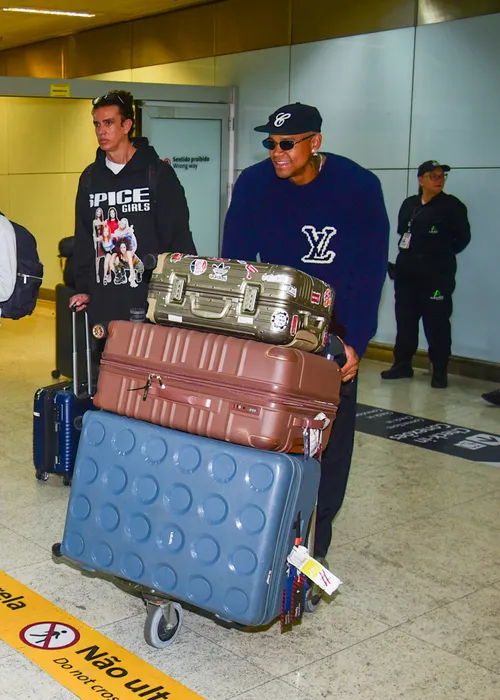 
					Léo Santana e Lore Improta desembarcam no Brasil após férias no Caribe
				
				