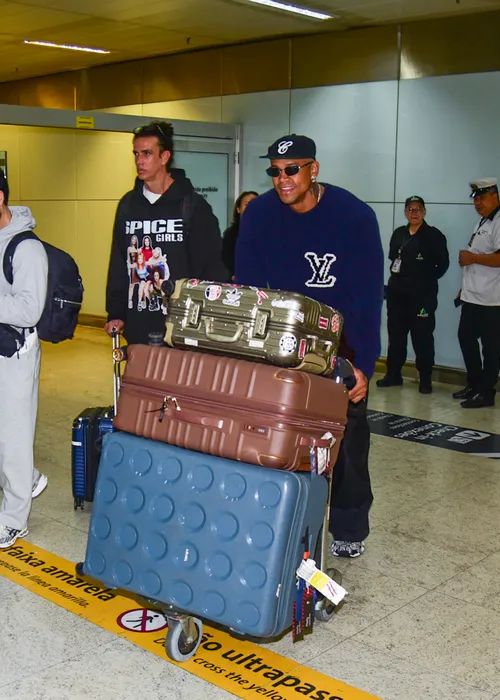 
					Léo Santana e Lore Improta desembarcam no Brasil após férias no Caribe
				
				