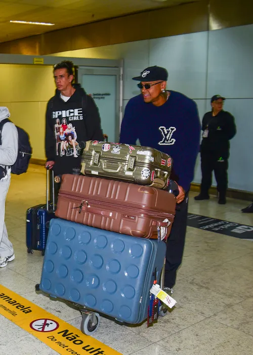 
					Léo Santana e Lore Improta desembarcam no Brasil após férias no Caribe
				
				