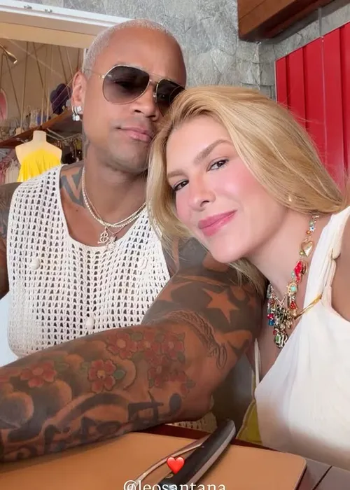 
					Léo Santana e Lore Improta desembarcam no Brasil após férias no Caribe
				
				