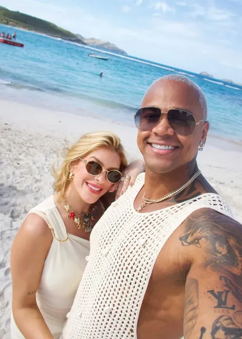 
					Léo Santana e Lore Improta desembarcam no Brasil após férias no Caribe
				
				