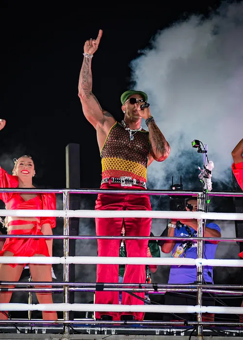 
					Léo Santana enlouquece foliões com novo visual no 1º dia de Carnaval
				
				