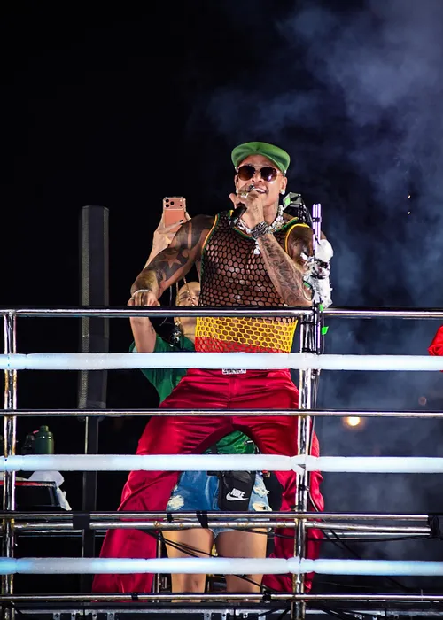 
					Léo Santana enlouquece foliões com novo visual no 1º dia de Carnaval
				
				