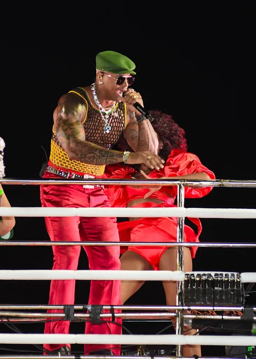 
					Léo Santana enlouquece foliões com novo visual no 1º dia de Carnaval
				
				