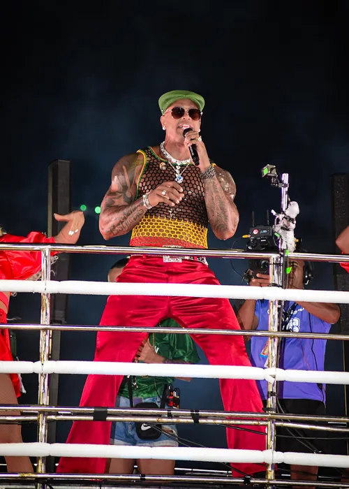 
					Léo Santana enlouquece foliões com novo visual no 1º dia de Carnaval
				
				