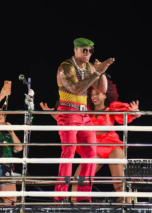 
					Léo Santana enlouquece foliões com novo visual no 1º dia de Carnaval
				
				