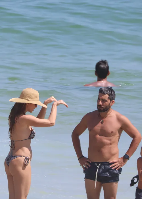 
					Letícia Spiller exibe boa forma na praia ao lado de namorado português
				
				