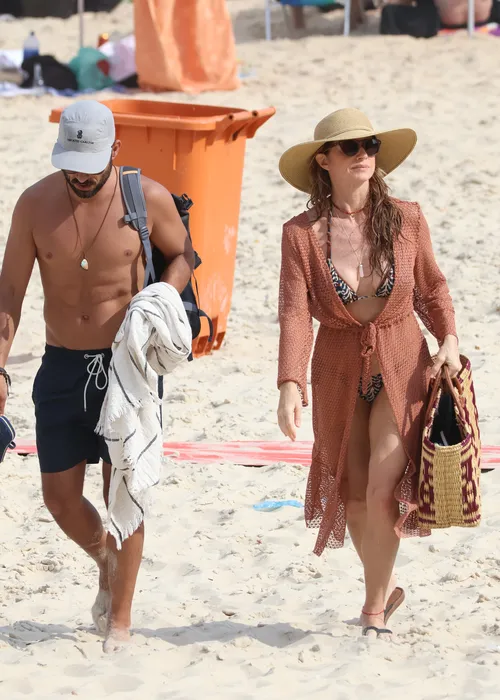 
					Letícia Spiller exibe boa forma na praia ao lado de namorado português
				
				