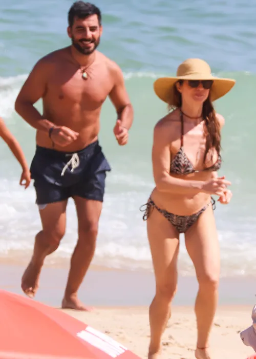 
					Letícia Spiller exibe boa forma na praia ao lado de namorado português
				
				