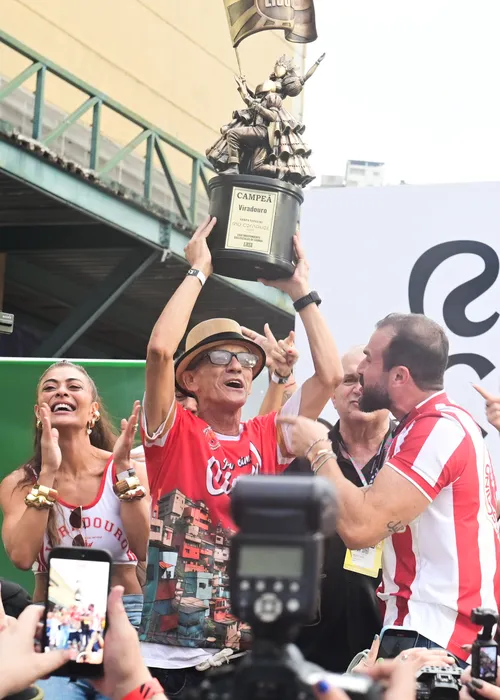 
					Lore Improta cai no choro e se declara a Viradouro: 'Arrepiada'
				
				