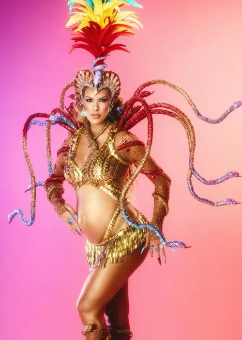 
					Lore Improta se emociona ao desfilar grávida no Carnaval do Rio; vídeo
				
				