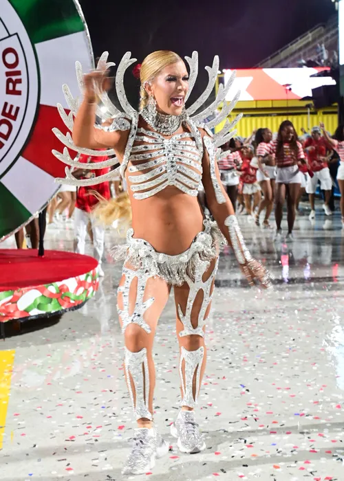 
					Lore Improta exibe barrigão em novo ensaio na Sapucaí; FOTOS
				
				