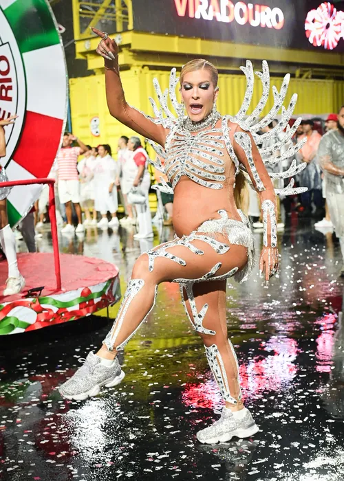 
					Lore Improta exibe barrigão em novo ensaio na Sapucaí; FOTOS
				
				