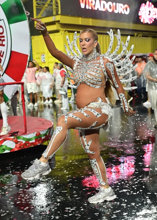 
					Lore Improta exibe barrigão em novo ensaio na Sapucaí; FOTOS
				
				