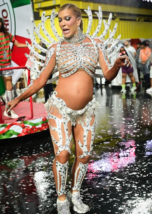 
					Lore Improta exibe barrigão em novo ensaio na Sapucaí; FOTOS
				
				