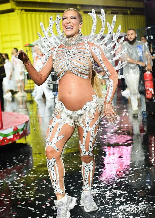 
					Lore Improta exibe barrigão em novo ensaio na Sapucaí; FOTOS
				
				