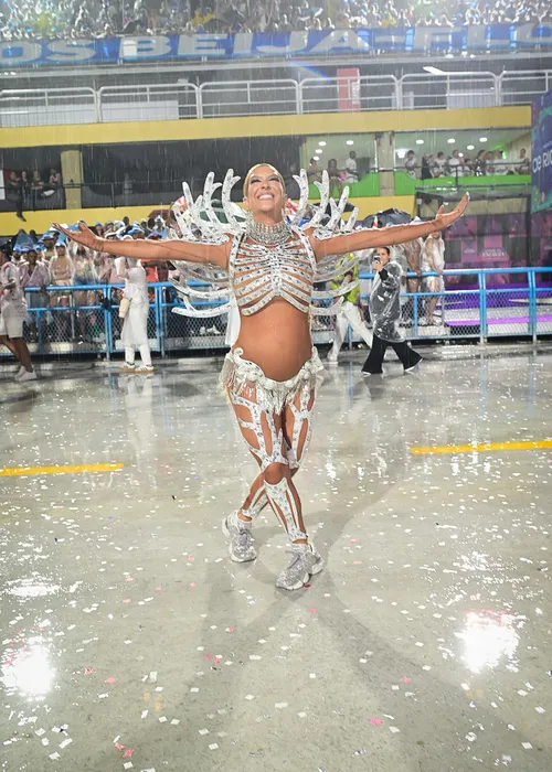 
					Lore Improta exibe barrigão em novo ensaio na Sapucaí; FOTOS
				
				