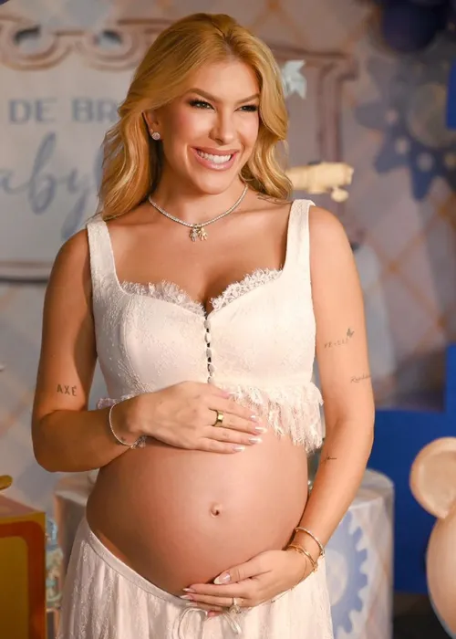 
					Lore Improta surge abatida e expõe sofrimento no final da gravidez
				
				