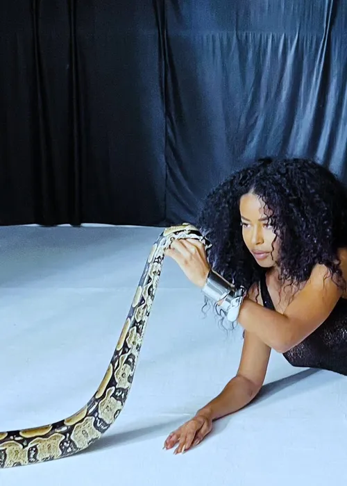 
					Lorena Maria posa com cobra e usa look transparente em fotos: 'Terror'
				
				