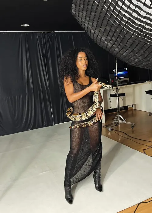 
					Lorena Maria posa com cobra e usa look transparente em fotos: 'Terror'
				
				