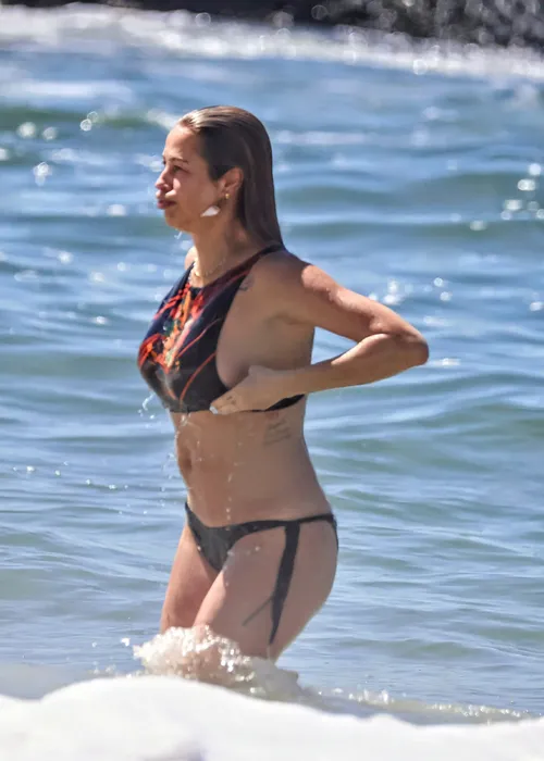 
					Luana Piovani curte praia do Rio com biquíni ousado e chama atenção
				
				