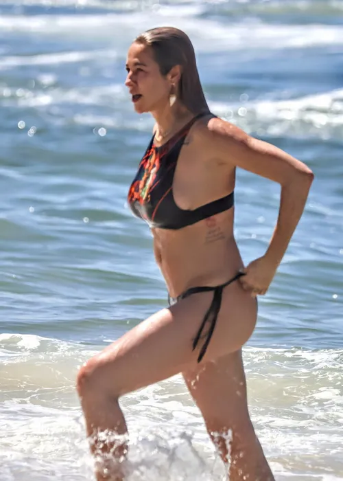 
					Luana Piovani curte praia do Rio com biquíni ousado e chama atenção
				
				