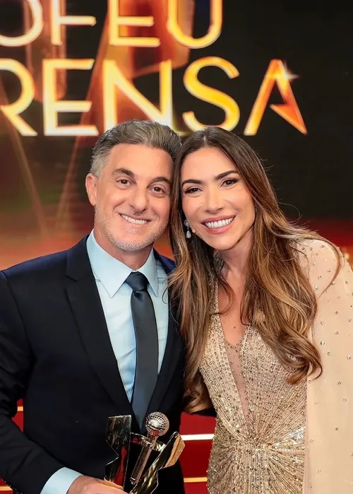 
					Luciano Huck 'alfineta' Portiolli e leva invertida divertida no SBT
				
				