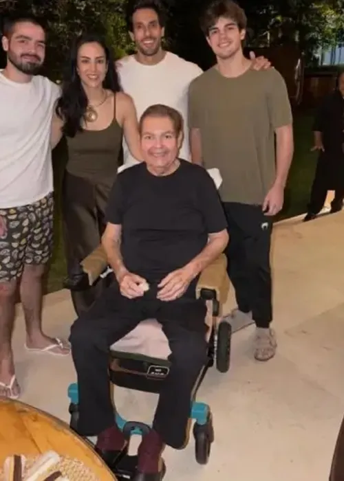 
					Luciano Huck quebra o protocolo e faz homenagem a Faustão no SBT
				
				