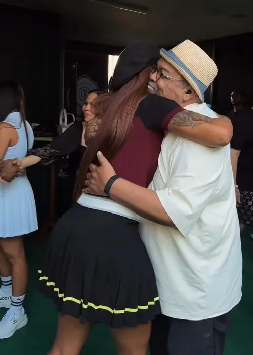 
					Ludmilla proíbe celulares em festão e reação de famosa rouba a cena
				
				