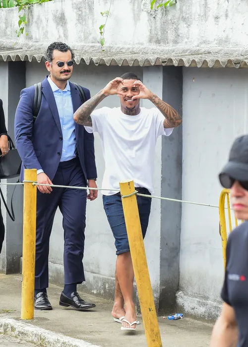 
					MC Poze do Rodo é solto e ovacionado por fãs em Bangu; FOTOS
				
				