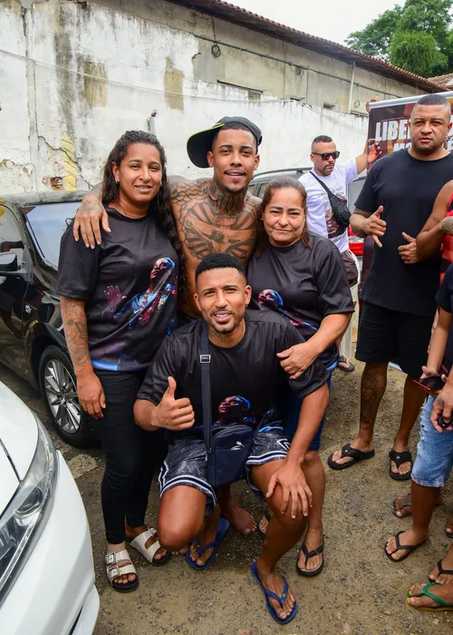 
					MC Poze do Rodo é solto e ovacionado por fãs em Bangu; FOTOS
				
				