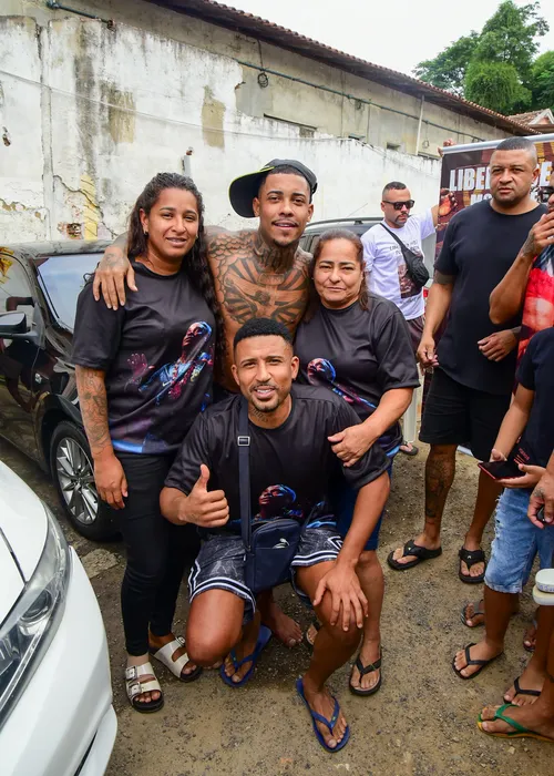 
					MC Poze do Rodo é solto e ovacionado por fãs em Bangu; FOTOS
				
				